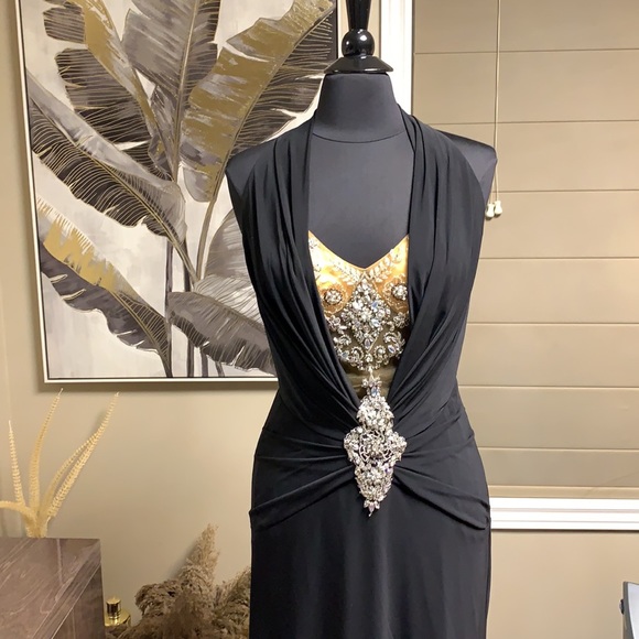 Terani Couture Chic Bead Embellished V-Neck-Black - Picture 8 of 17